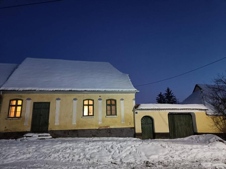 House By The Church - Entire House Crit エクステリア 写真