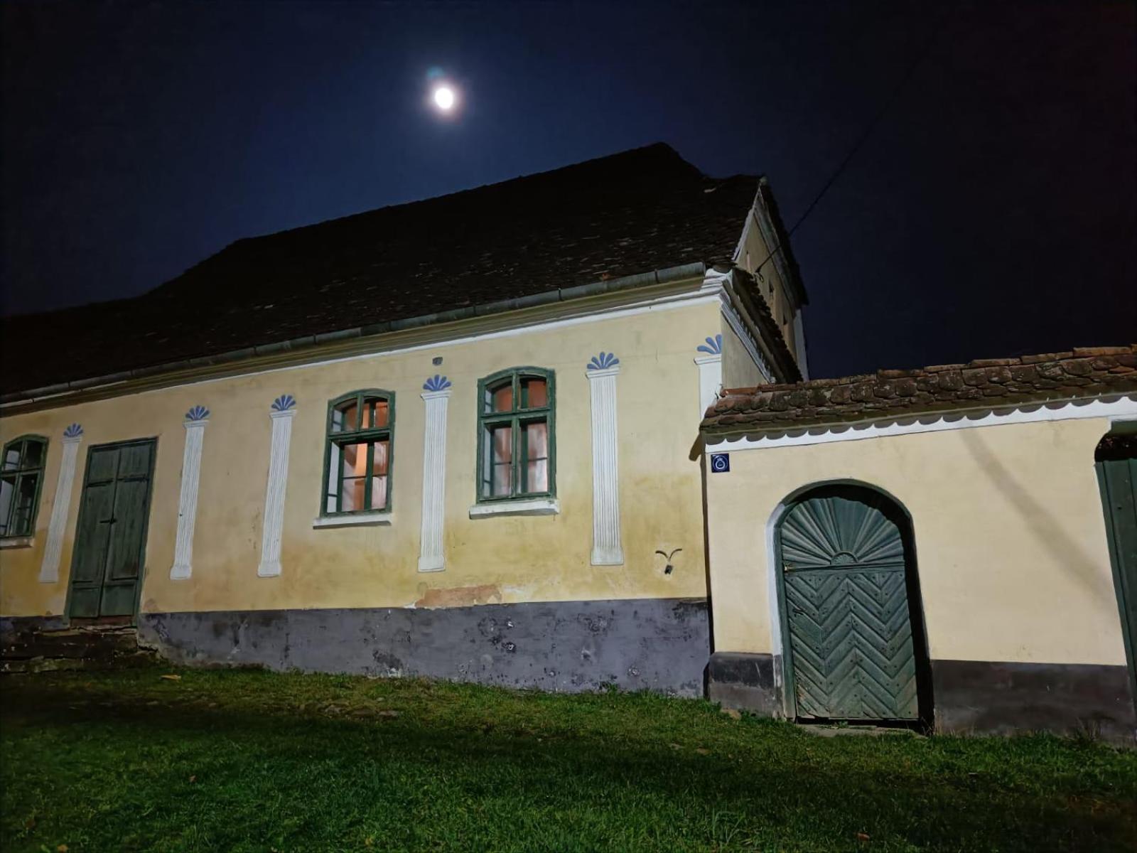 House By The Church - Entire House Crit エクステリア 写真